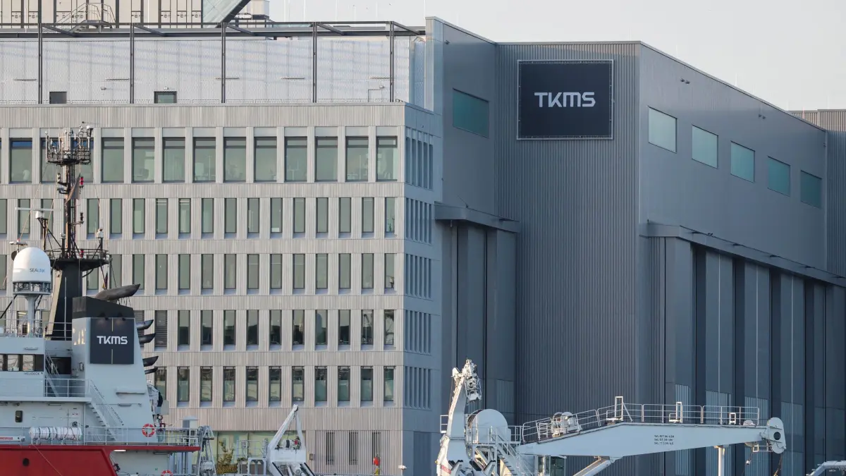 Thyssenkrupp Marine Systems in Kiel: ARCHIV - 08.08.2025, Schleswig-Holstein, Kiel: Die Schiffbauhalle von Thyssenkrupp Marine Systems (TKMS). (zu dpa: «Milliarden-Deal: Kanada will deutsche U-Boote») Foto: Frank Molter/dpa +++ dpa-Bildfunk +++