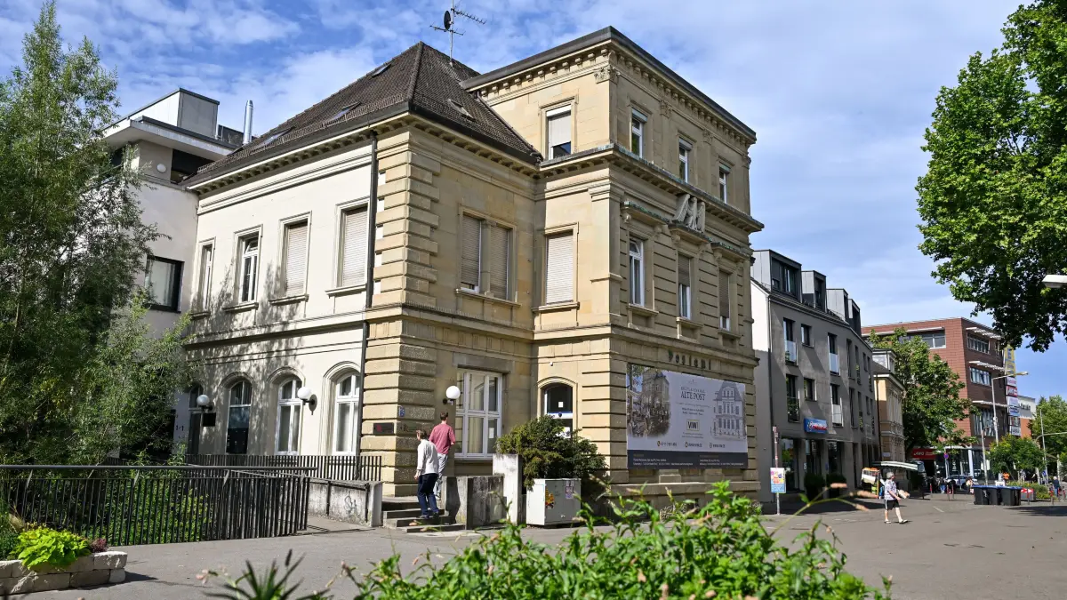 Das ehemalige Postamt in Kirchheim am Postplatz wird saniert und umgestaltet mit Gastronomie und zwei Wohnungen
