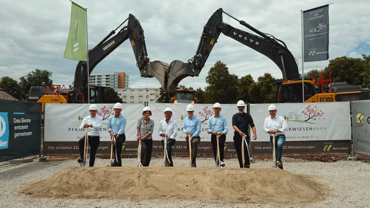Spatenstich Pfarrwiesenpark v. l. n. r. Matthias Kästle (Niederlassungsleiter Dreßler Bau), Kai-Uwe Arzt (Geschäftsbereichsleiter Technik Wohnstätten Sindelfingen GmbH), Dr. Corinna Clemens (Baubürgermeisterin Stadt Sindelfingen), Georgios Tsomidis (Geschäftsführer Wohnstätten Sindelfingen GmbH), Oberbürgermeister Markus Kleemann, Christian Gangl (1. Bürgermeister Stadt Sindelfingen), Roland Haehnel (Geschäftsführender Gesellschafter Steinhoff Haehnel Architekten), Heico Zirkel (Geschäftsführender Gesellschafter Gustav Epple Bauunternehmung)