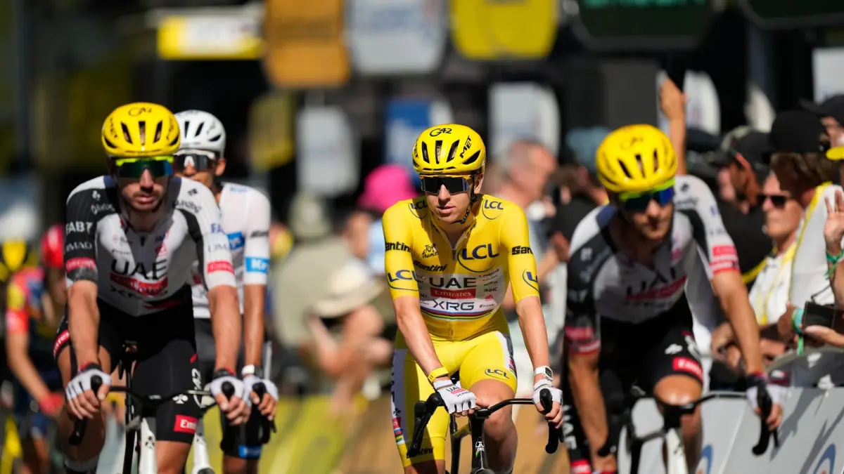 Tour de France 2026: 07.07.2026, Frankreich, Foix: Radsport, UCI WorldTour, Tour de France, 4. Etappe, Carcassonne - Foix (181,9 Km): Tadej Pogacar (M, Slowenien) vom Team Emirates - XRG überquert die Ziellinie. Pogacar gibt das gelbe Trikot des Gesamtführenden ab. Foto: Mosa'ab Elshamy/AP/dpa +++ dpa-Bildfunk +++