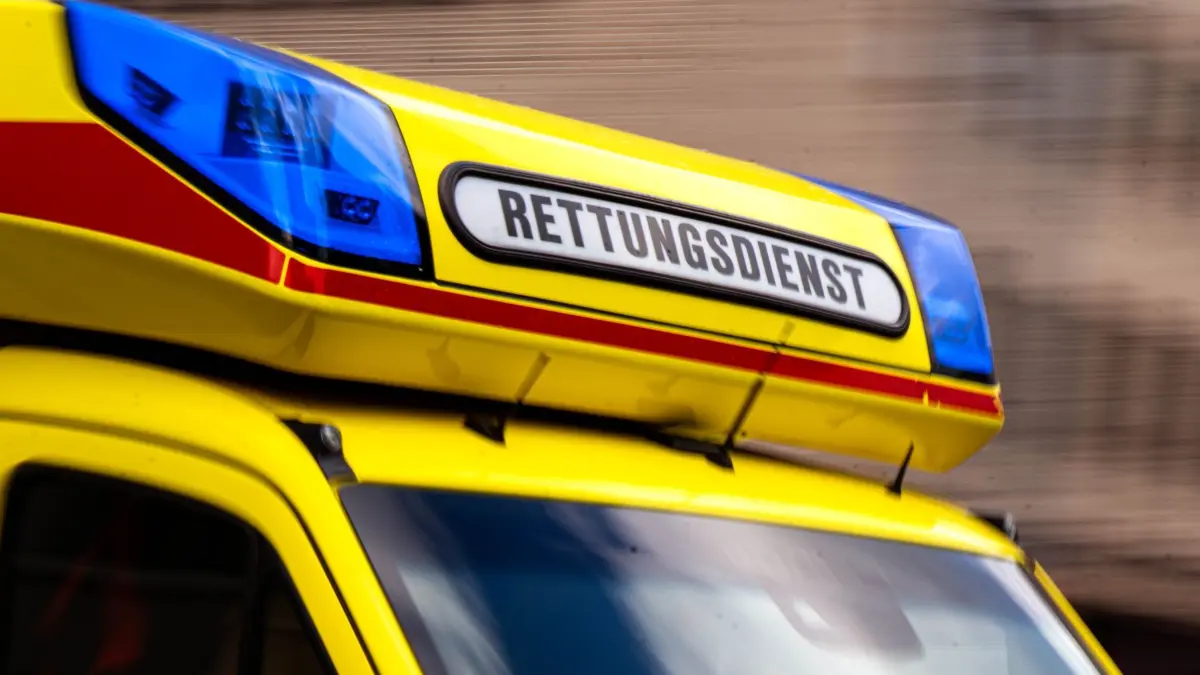 Rettungswagen im Einsatz: ARCHIV - 03.06.2026, Bremen: Ein Krankenwagen vor einer Notaufnahme. (zu dpa: «Streit um Essen eskaliert - Frau mit Holzstäbchen verletzt») Foto: Sina Schuldt/dpa +++ dpa-Bildfunk +++