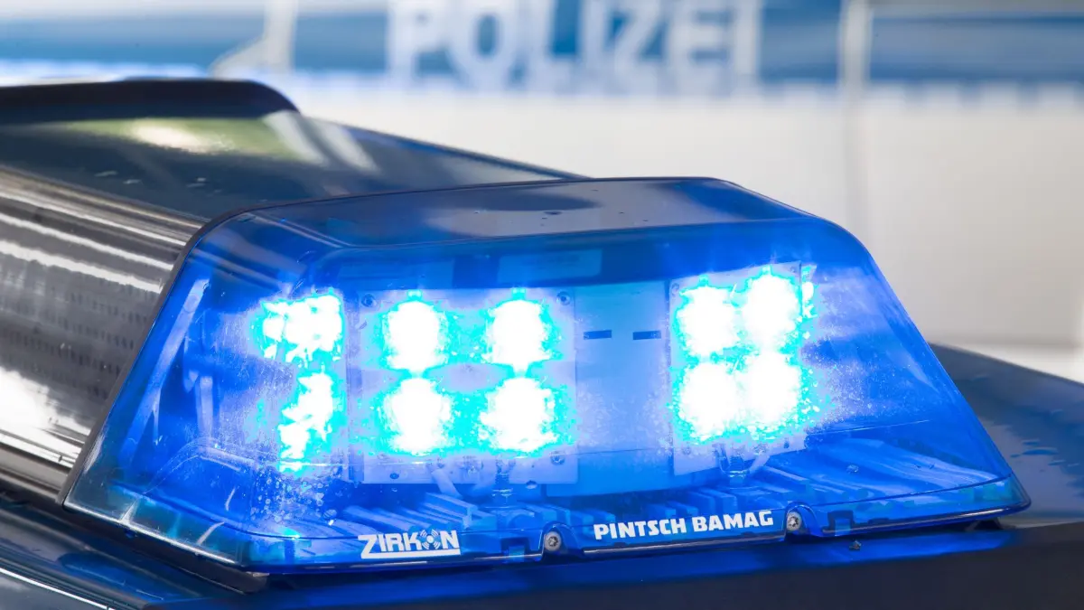 Polizei - Symbolbild: ARCHIV - 26.07.2015, Niedersachsen, Osnabrück: Ein Blaulicht leuchtet auf dem Dach eines Polizeiwagens. (Illustration) (zu dpa: «Maskierte Räuber überfallen Pfandleihhaus - Millionenbeute») Foto: Friso Gentsch/dpa +++ dpa-Bildfunk +++