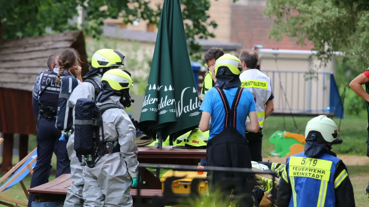 Feuerwehreinsatz nach gemeldetem Chlorgasaustritt im Freibad Struempfelbach<br /><br /><br /><br />Struempfelbach, 7.7.26 – Die Feuerwehr wurde am heutigen Tag um 17:34 Uhr zu einem gemeldeten Chlorgasaustritt im Freibad Struempfelbach alarmiert.<br /><br /><br /><br />Beim Eintreffen der Einsatzkraefte war das Freibad bereits vorsorglich evakuiert worden. Der gemeldete Bereich befand sich in einem Technikgebaeude, in dem sich die Chlorgasanlage des Freibads befindet.<br /><br /><br /><br />Die Feuerwehr verschaffte sich unter Atemschutz zunaechst Zugang zum Gebaeude und fuehrte eine erste Erkundung durch. Zur weiteren Beurteilung der Lage wurden Spezialkraefte sowie Fachberater der Feuerwehr hinzugezogen. Diese nahmen unter entsprechender Schutzausruestung Messungen im betroffenen Bereich vor.<br /><br /><br /><br />Die Messungen ergaben keine erhoehten Chlorgaskonzentrationen. Es konnten keine Gefahren fuer Personen oder die Umwelt festgestellt werden. Nach Abschluss der Erkundungs- und Messmassnahmen wurde der Einsatz beendet und die Einsatzstelle an den Betreiber uebergeben.<br /><br /><br /><br />Im Einsatz waren rund 60 Einsatzkraefte der Feuerwehr mit fuenf Fahrzeugen. Darueber hinaus waren der Rettungsdienst sowie das Deutsche Rote Kreuz (DRK) zur Absicherung des Einsatzes vor Ort.<br /><br /><br /><br />Die Feuerwehr bedankt sich bei allen Beteiligten fuer die gute Zusammenarbeit und dem Betreiber fuer die schnelle Evakuierung des Freibads.