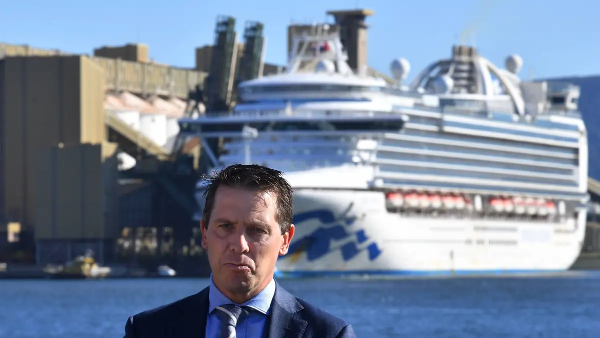 News Bilder des Tages RUBY PRINCESS COVID-19 EVACUATIONS, NSW Shadow Health Minister Ryan Park in front of the Ruby Princess, with crew only onboard, docks at Port Kembla, Wollongong, Monday, April 6, 2020. A criminal investigation will be launched into how cruise line operator Carnival Australia was allowed to disembark Ruby Princess passengers in Sydney, resulting in several deaths and COVID-19 outbreaks throughout the country. ACHTUNG: NUR REDAKTIONELLE NUTZUNG, KEINE ARCHIVIERUNG UND KEINE BUCHNUTZUNG SYDNEY NSW AUSTRALIA PUBLICATIONxINxGERxSUIxAUTxONLY Copyright: xDEANxLEWINSx 20200406001461958302