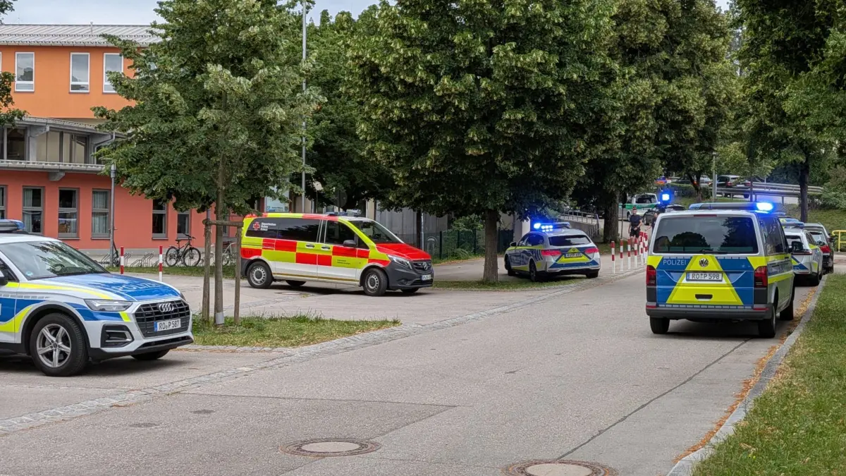 Festnahme und Verletzte an Gymnasium in Schongau: 08.07.2026, Bayern, Schongau: Einsatzfahrzeuge von Polizei und Rettungsdienst stehen vor dem Welfen-Gymnasium. Nach einem Vorfall mit mehreren Verletzten und einer Festnahme an einem Gymnasium in Oberbayern deutet laut einem Polizeisprecher vieles auf eine Amoklage hin. Foto: Christoph Peters/Münchner Merkur/tz/dpa +++ dpa-Bildfunk +++