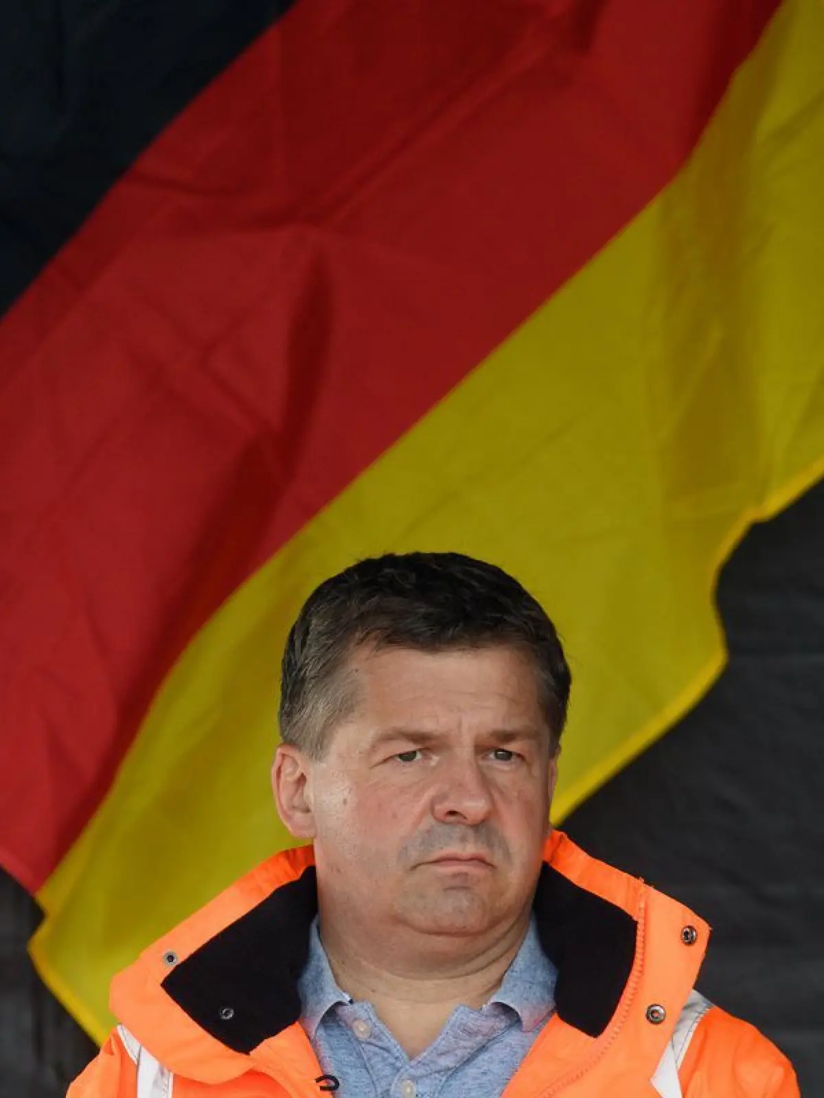 Vorhang auf zum letzten Akt? Sven Schulze steht am 29. Juli auf der Bühne bei der feierlichen Freigabe eines Teilstücks der A14. Hinter Schulze weht die Fahne der Bundesrepublik Deutschland im Wind.