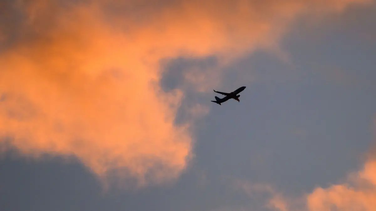 Flugzeug im Sonnenaufgang: ARCHIV - 01.09.2025, Niedersachsen, Hannover: Eine Boeing 737 von TUI fly auf dem Weg von Hannover nach Palma de Mallorca zeichnet sich vor dem vom Sonnenaufgang verfärbten Morgenhimmel ab. (zu dpa: «Flugzeug verschwindet über Arabischem Meer») Foto: Julian Stratenschulte/dpa +++ dpa-Bildfunk +++