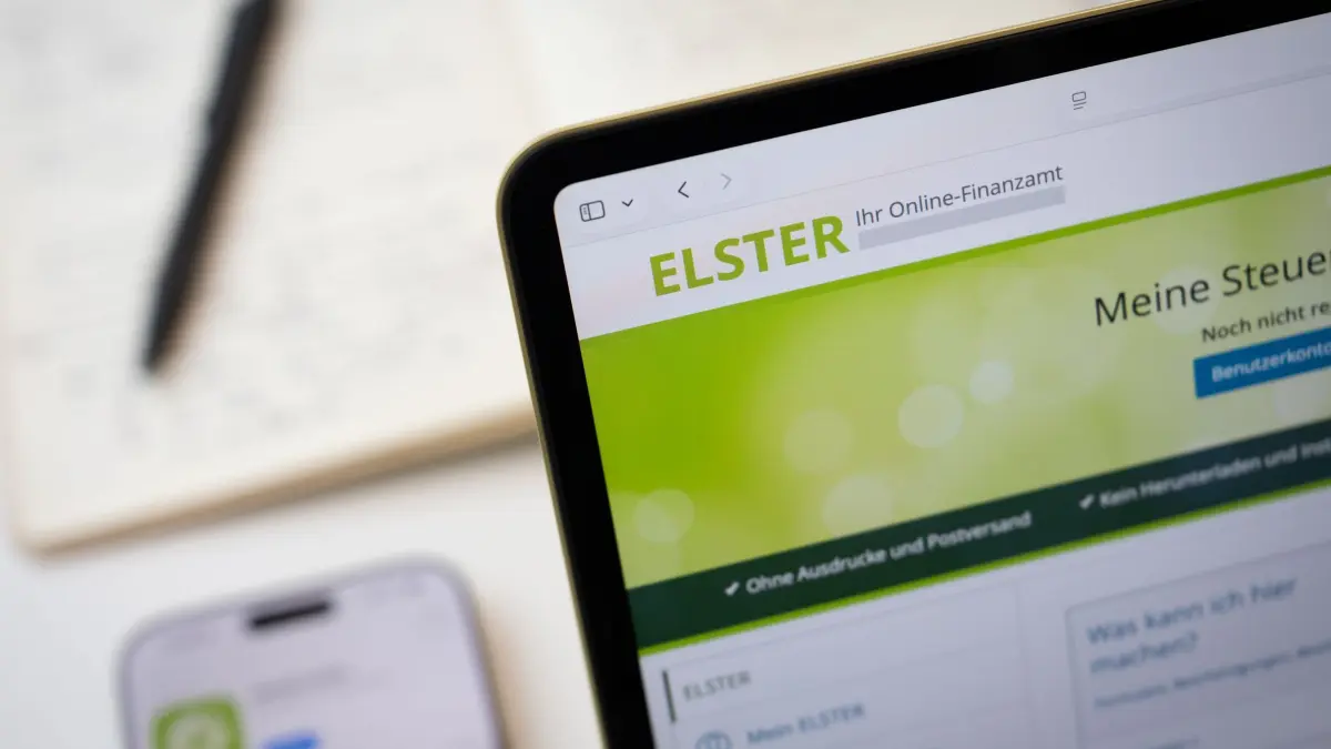 Das Online-Finanzamt „Mein ELSTER“ auf einem Laptop: ILLUSTRATION - Rentnerinnen und Rentner erhalten seit dem 1. Juli 2026 mehr Rente. Das kann dazu führen, dass sie eine Steuererklärung abgeben müssen. (zu dpa: «Rentenerhöhung: Wer jetzt eine Steuererklärung abgeben muss») Foto: Nico Tapia/dpa-tmn - Honorarfrei nur für Bezieher des dpa-Themendienstes +++ dpa-Themendienst +++