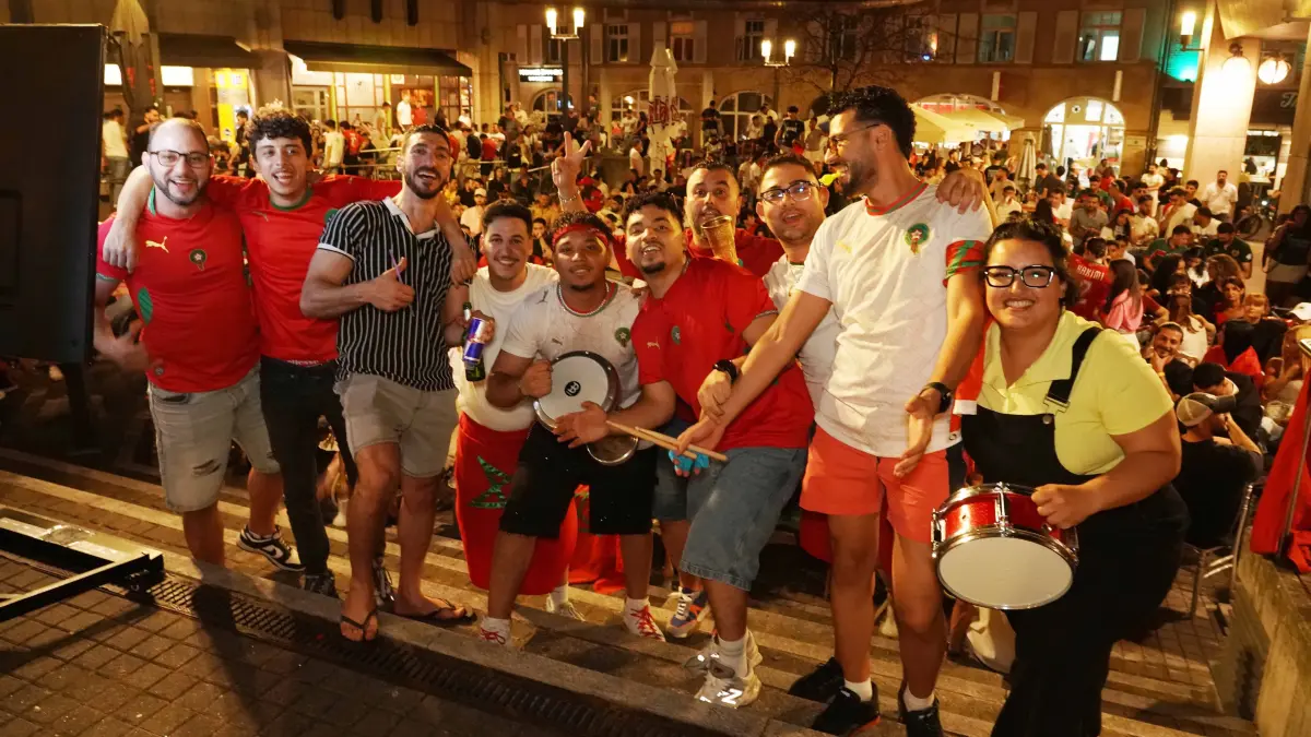 Stuttgart am Joesf Hirn Platz Schwabzentrum beim Mosaique Bar mehrere Hundert Marokkanische Fans beim Public Viewing zusmamen gekommen sehr gute Stimmung, Spielen gegen Frankreich. Foto Andreas Rosar Fotoagentur-Stuttgart 09.07.2026