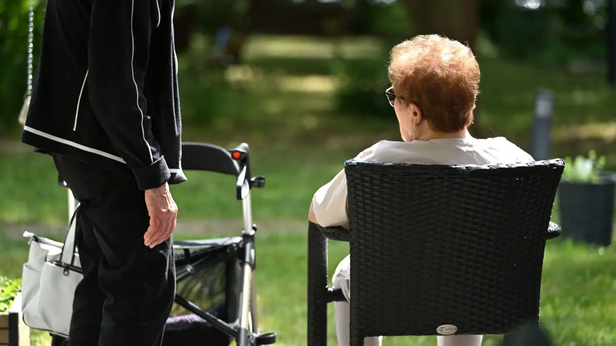 Hitzeschutz für pflegebedürftige Menschen: ARCHIV - 08.06.2026, Berlin: Zwei Senioren sprechen in dem Garten eines Pflegeheims miteinander. Hitze stellt insbesondere für ältere und pflegebedürftige Menschen ein Risiko dar. (zu dpa: «Wie gut sind Pflegeheime und Kliniken gegen Hitze gerüstet?») Foto: Elisa Schu/dpa +++ dpa-Bildfunk +++