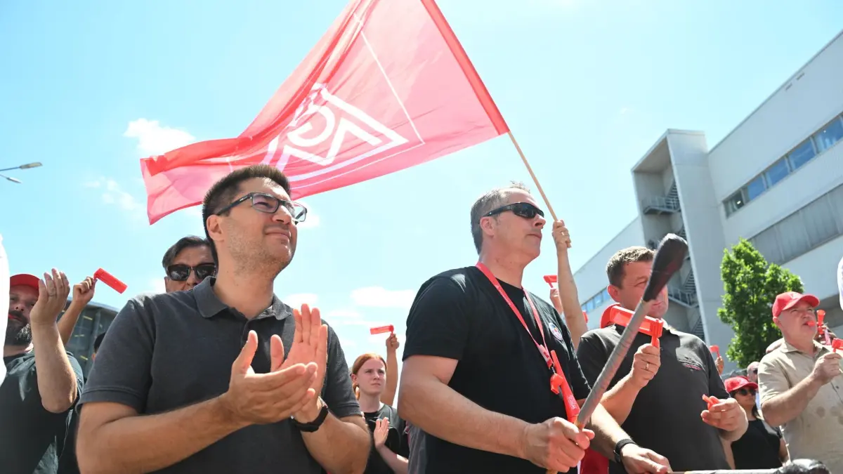 VW-Aufsichtsrat und IG-Metall-Protesttag - Neckarsulm: 09.07.2026, Niedersachsen, Neckarsulm: Betriebsräte, Vertrauensleute und Mitglieder der Jugendvertretung von Audi beteiligen sich an einer Informations- und Protestaktion der IG Metall vor dem Audi-Werk in Neckarsulm. Am Tag der Aufsichtsratssitzung der Volkswagen AG in Wolfsburg organisiert die IG Metall bundesweit Informations- und Protestaktionen an zahlreichen Standorten des Konzerns. Foto: Bernd Weißbrod/dpa +++ dpa-Bildfunk +++