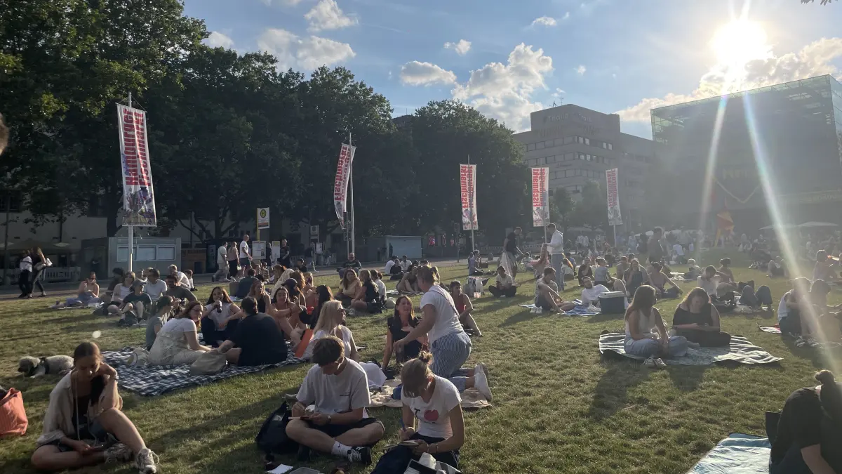 Schon am frühen Mittwochabend richteten sich zahlreiche Fans auf dem Rasen rund um den Schlossplatz ein.