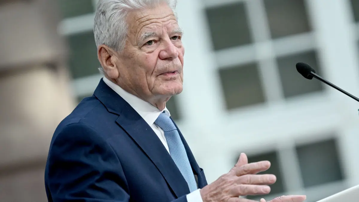 Alt-Bundespräsident Joachim Gauck: ARCHIV - 04.11.2025, Berlin: Joachim Gauck, Bundespräsident a. D., spricht, nachdem er den Preis für Verdienste um die deutsche und europäische Verständigung der Deutschen Gesellschaft e. V. verliehen bekommen hat. (zu dpa: «Gauck mahnt mehr «argumentativen Eifer» gegenüber der AfD an») Foto: Britta Pedersen/dpa +++ dpa-Bildfunk +++