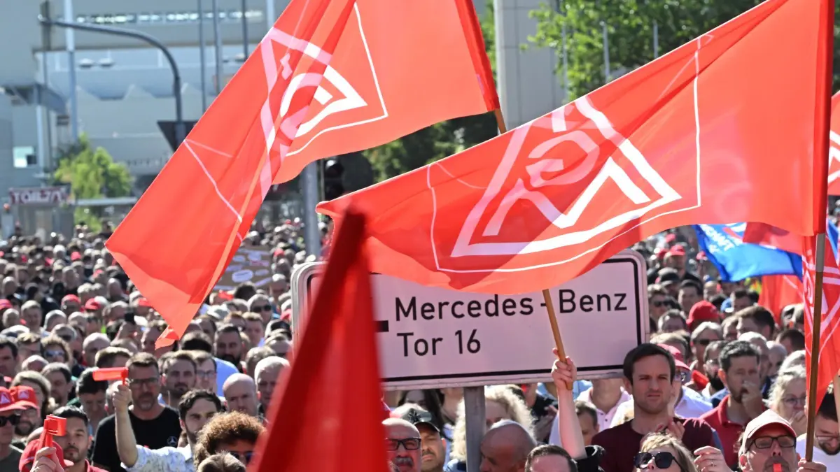 Protest-Kundgebungen bei Mercedes-Benz Sindelfingen: ARCHIV - 03.07.2026, Baden-Württemberg, Sindelfingen: An einem Eingang zum Mercedes-Benz Werk demonstrieren mehrere tausend Mitarbeiter des Automobilherstellers Mercedes-Benz mit Fahnen der Gewerkschaft IG Metall gegen den verschärften Sparkurs. (zu dpa: «Sparkurs bei Autobauern - IG Metall ruft zu Protesten auf») Foto: Bernd Weißbrod/dpa +++ dpa-Bildfunk +++