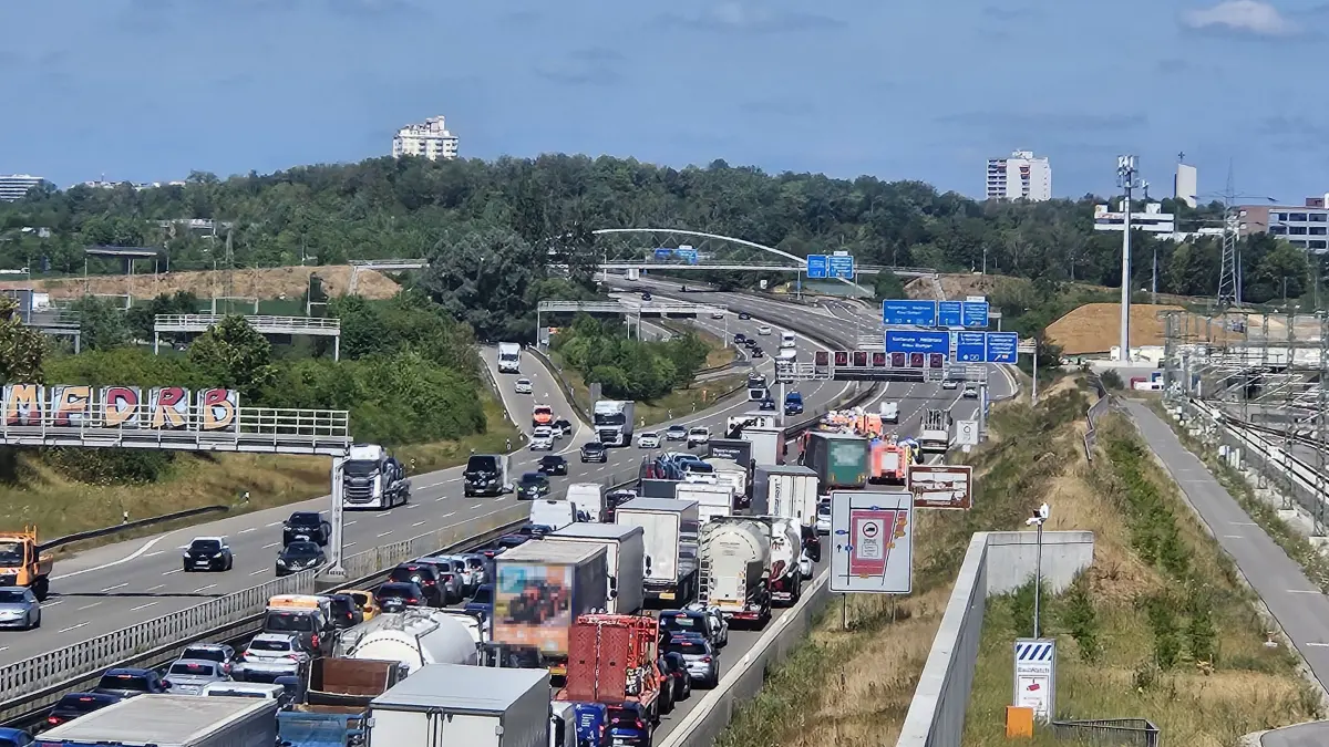 Der Verkehr staute sich.