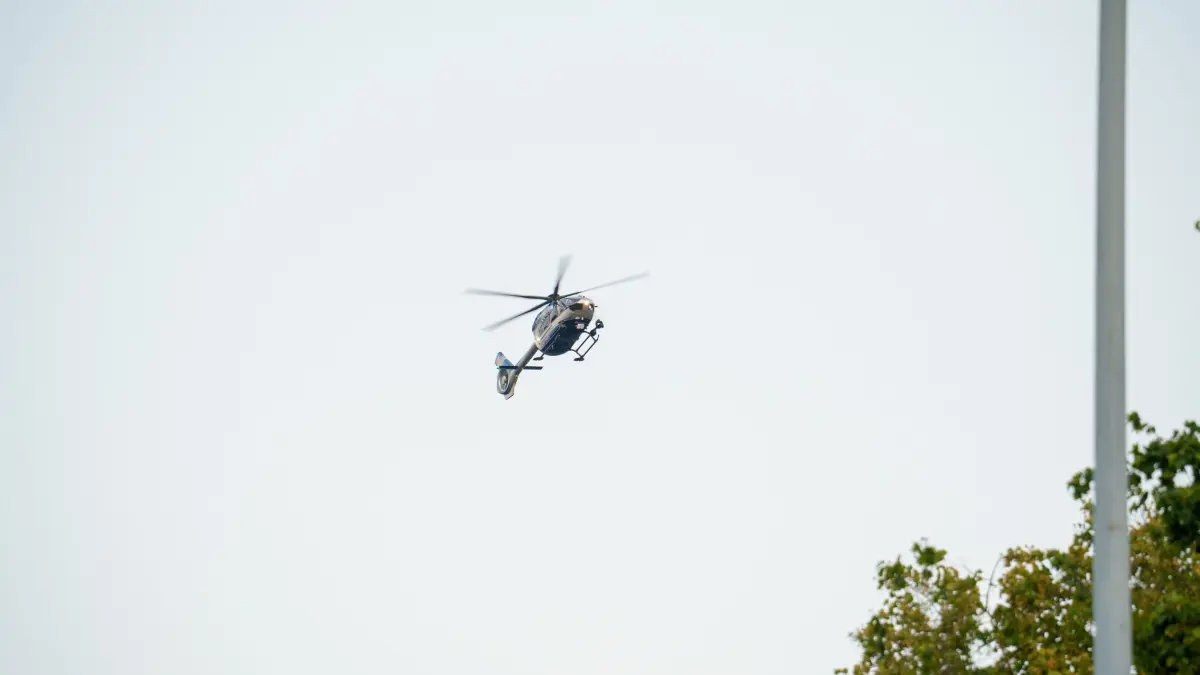 Boeblingen: Auseinandersetzung mehrerer Personen - Fahndung nach Taeter mit Hubschrauber: Am Mittwochabend (08.07.2026) gegen 20:55 Uhr wurde ein 24-Jaehriger von einem zunaechst unbekannten Taeter im Bereich des Rosengartens in der Parkstrasse in Boeblingen attackiert und verletzt. Zunaechst soll das Opfer im Bereich der Unterfuehrung zur Parkstrasse von einem zu diesem Zeitpunkt noch unbekannten Taeter, der aus einer ebenso bis dato noch unbekannten Personengruppe heraus agierte, angeschrien und provoziert worden sein. Nachdem es anschliessend zu einem verbalen Streit kam, soll der Tatverdaechtige auf das Opfer eingeschlagen und spaeter mehrmals mit einem unbekannten spitzen Gegenstand eingestochen haben. Das Opfer erlitt hierbei Stichverletzungen sowie weitere Verletzungen durch die Schlaege. Der 24-Jaehrige und dessen Begleitung fluechteten durch die Unterfuehrung auf die gegenueberliegende Strassenseite und waehlten den Notruf. Der Tatverdaechtige soll sich daraufhin in Richtung der Seen in Boeblingen entfernt haben. Alarmierte Einsatzkraefte des Rettungsdienstes versorgten den 24-Jaehrigen, dieser kam mit leichten Verletzungen in ein Krankenhaus. Mehrere Streifenwagenbesatzungen, welche durch einen Polizeihubschrauber unterstuetzt wurden, fahndeten zunaechst nach dem Tatverdaechtigen. Im Nachgang konnte ein 23-jaehriger Tatverdaechtiger ermittelt werden, die genauen Tatumstaende sind noch nicht bekannt. Das Polizeirevier Boeblingen, hat die Ermittlungen aufgenommen, die noch andauern.