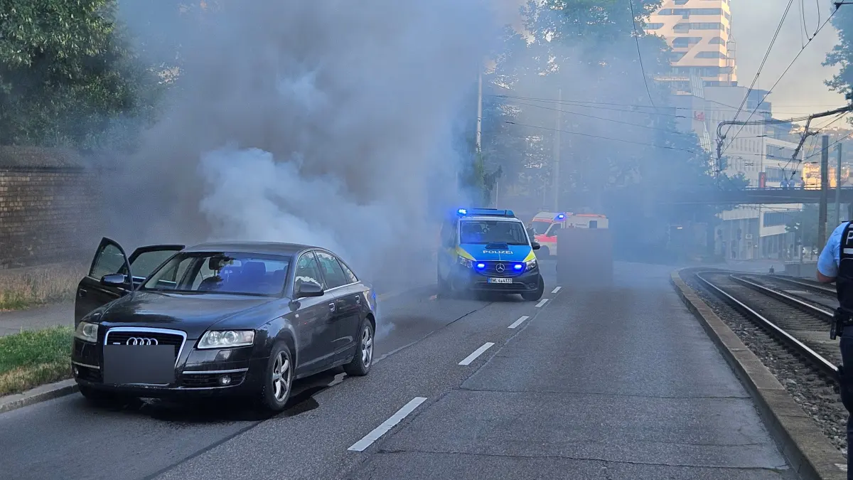 Starke Rauchentwicklung an Audi – Feuerwehr im Einsatz