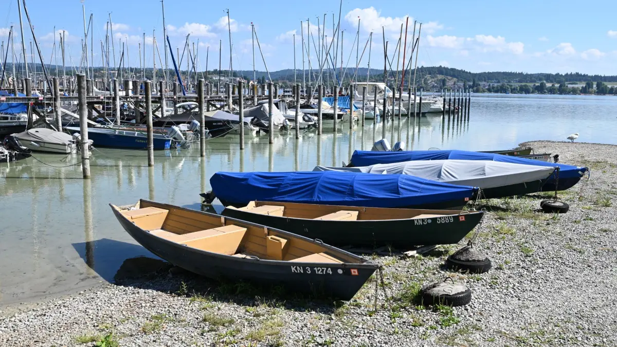 Bodensee hat Niedrigwasser: 09.07.2026, Baden-Württemberg, Insel Reichenau im Bodensee: Der Bodensee hat Niedrigwasser. Auf der Insel Reichenau im Bodensee liegen die Boote der Berufsfischer an Land. Das seichte Wasser zeigt den niedrigen Wasserstand des Bodensees an. Foto: Felix Kästle/dpa +++ dpa-Bildfunk +++