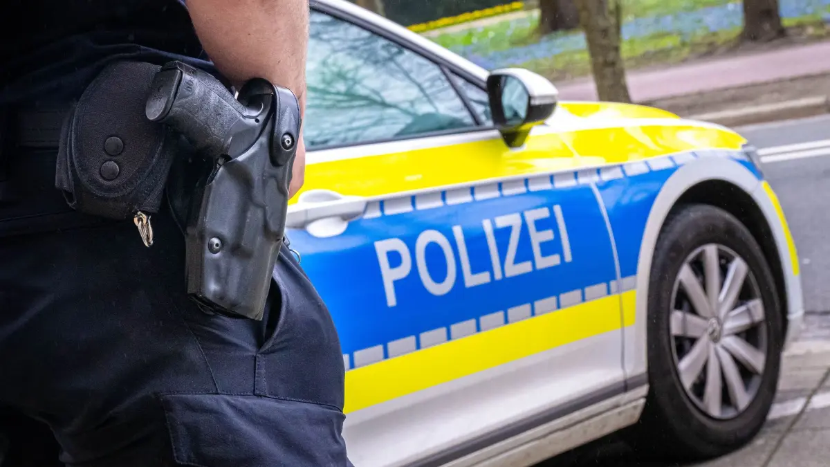 Polizei: ARCHIV - 13.03.2024, Bremen: Ein Polizist im Einsatz. (zu dpa: «Einbrecher versteckt sich unter Decke») Foto: Sina Schuldt/dpa +++ dpa-Bildfunk +++