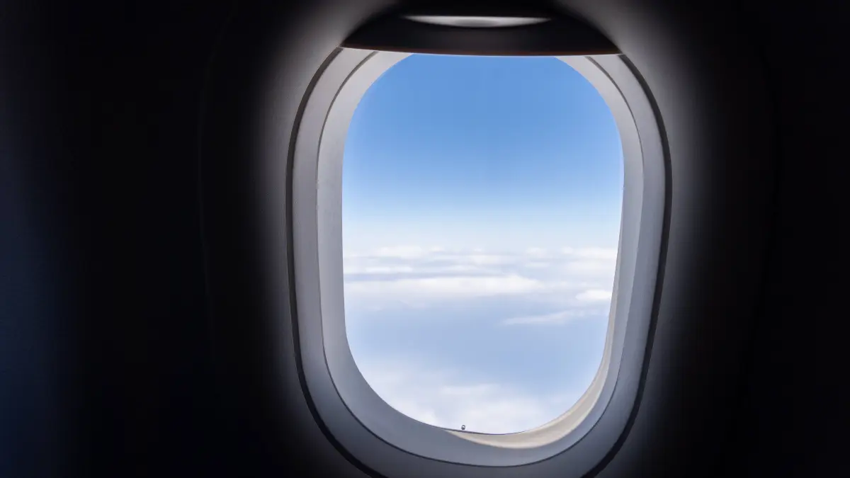 Japan - June 23, 2026: A view through the cabin window of an Airbus A320 of cloud cover and blue sky during the cruise phase of the flight. The window seat, the atmosphere, and the distant view convey the typical experience of flying on an international commercial flight *** Blick durch das Kabinenfenster eines Airbus A320 auf Wolkendecke und blauen Himmel während des Reiseflugs. Fensterplatz, Atmosphäre und Fernsicht vermitteln das typische Flugerlebnis im internationalen Linienverkehr