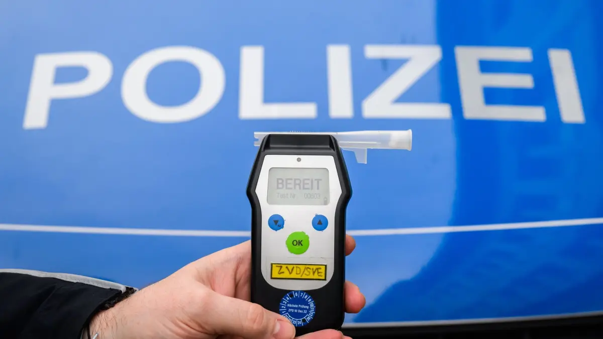 Atemalkoholtest ergibt fast vier Promille: ARCHIV - 28.01.2025, Niedersachsen, Hannover: ILLUSTRATION - Ein Polizist zeigt einen Alkoholtest (Atemtest), mit dem Verkehrsteilnehmer auf ihre Fahrtüchtigkeit hin überprüft werden können (gestellte Szene). (zu dpa: «Mann schlägt Bekannte - Flucht mit 4 Promille auf E-Scooter») Foto: Julian Stratenschulte/dpa +++ dpa-Bildfunk +++