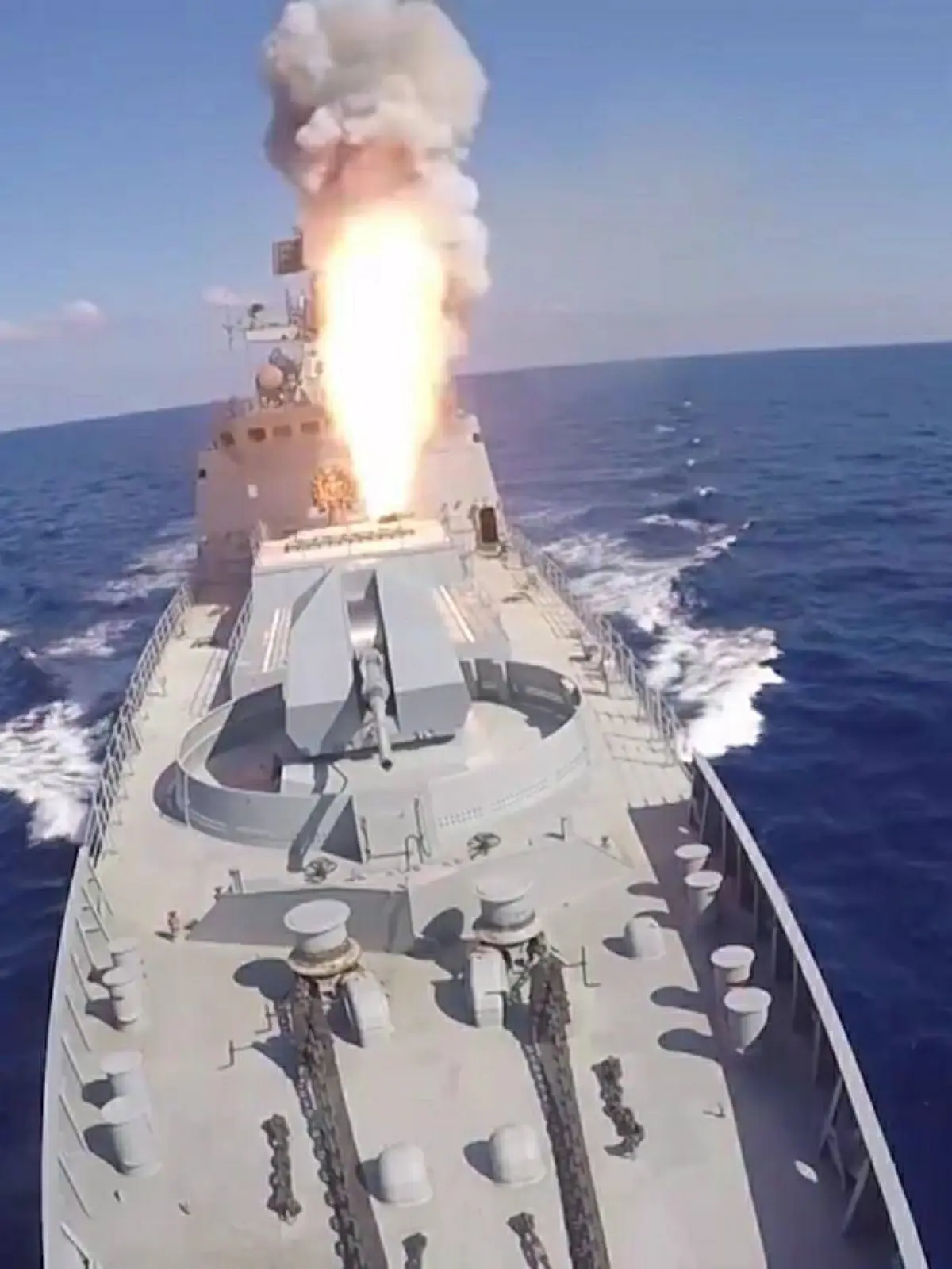Start ein "Kalibr"-Marschflugkörpers von einem russischen Kriegsschiff.