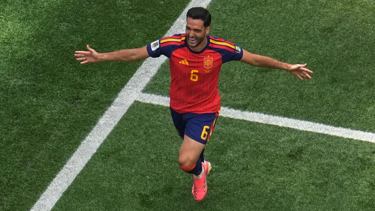 WM 2026 - Spanien - Belgien: 10.07.2026, USA, Inglewood: Fußball, Männer, WM 2026, Spanien - Belgien, Viertelfinale, Los-Angeles -Stadion in Inglewood. Der Spanier Mikel Merino (l) jubelt nach seinem Tor zum 2:1. Foto: Marcio J. Sanchez/AP/dpa +++ dpa-Bildfunk +++