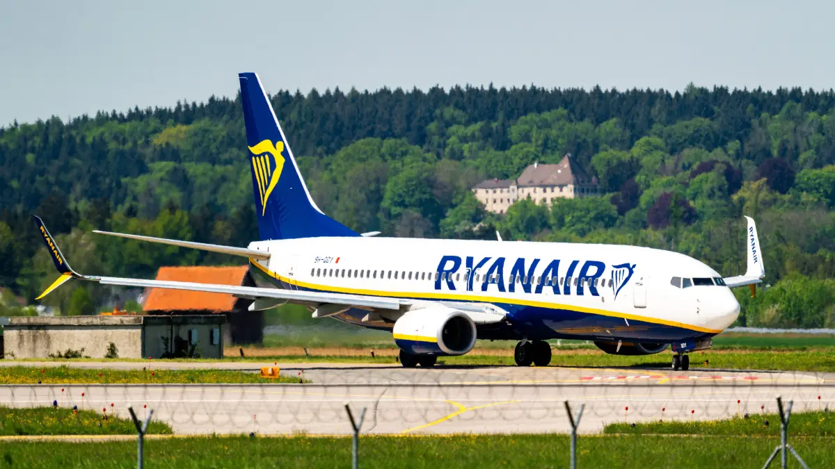 Eine Boing 7373 der Ryanair rollt auf dem Flughafen Memmingen in Bayern über die Startbahn (Archivbild vom 2. Mai 2026).