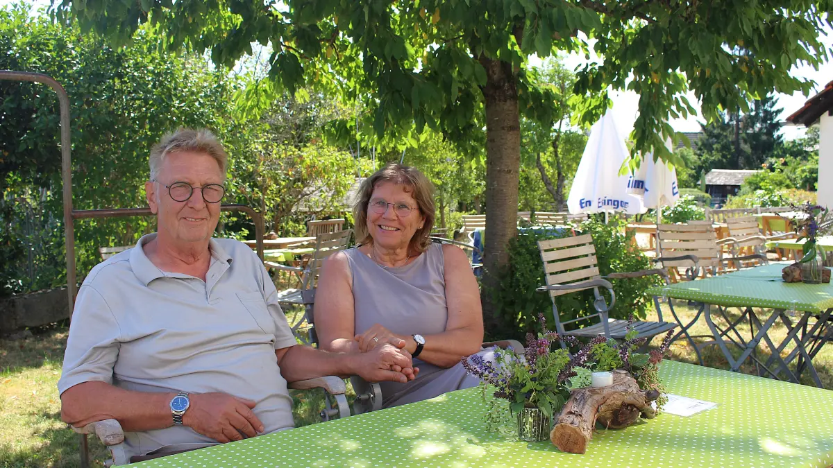 Fünf Wochen lang präsentiert das Degerlocher Mini-Weingut Knobloch-Wolfrum seine Erzeugnisse im Sommer.Garten.Besen. Noch ist das abendliche Wochenendangebot im blütenumrankten Privatgarten des Betreiberehepaars Barbara Knobloch-Wolfrum und Thomas Wolfrum ein Geheimtipp.