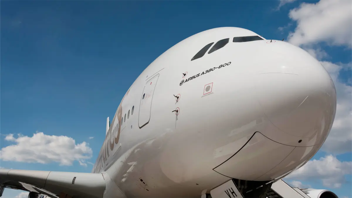 Frontale Nahaufnahme des weltgrößten Passagierflugzeugs am Boden Airbus A380-800.