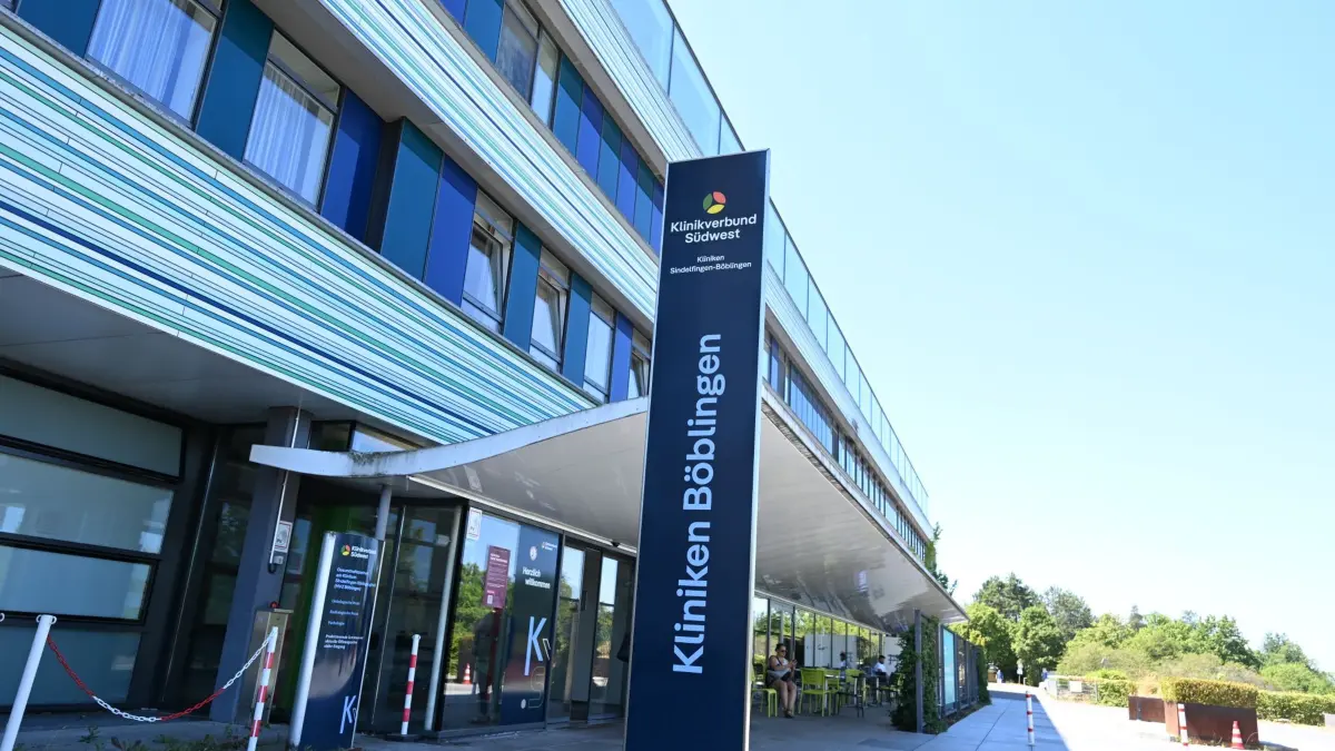 Babyleiche aus Krankenhaus verschwunden: 10.07.2026, Baden-Württemberg, Böblingen: Der Eingang zum Krankenhaus in Böblingen. Die Leiche eines Babys ist aus dem Krankenhaus in Böblingen nahe Stuttgart verschwunden und später in einer Wäscherei wieder aufgefunden worden. Einem Polizeisprecher zufolge war das Frühgeborene mit einem Gewicht von unter einem Kilogramm in der Klinik auf die Welt gekommen und dann verstorben. Foto: Bernd Weißbrod/dpa +++ dpa-Bildfunk +++
