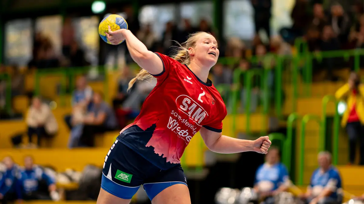 Stefanie Schoeneberg (H2Ku Herrenberg, #02) beim Wurf, 7 Meter
VFL Pfullingen vs. H2Ku Herrenberg, Handball, Frauen, Oberliga Staffel 2, 8. Spieltag, Saison 2025/2026, 08.11.2025
Eibner-Pressefoto/Andreas Ulmer