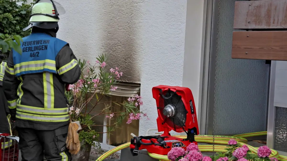 10.07.2026: Am Fretiagmorgen gegen 5:20 Uhr wurde die Freiwillige Feuerwehr Gerlingen zu einem Kellerbrand in einem Mehrfamilienhaus in der Bachstraße alarmiert. Beim Eintreffen der ersten Kräfte drang schwarzer Rauch durch die Rolladenritzen eines Tiefparterrefensters. Umgehend drangen mehrere Trupps unter Atemschutz mit einem Rohr ins Gebäude vor. Parallel dazu wurde eine Wasserversorgung aufgebaut und Hochleistungslüfter in Stellung gebracht. Der Brand im Untergeschoss konnte rasch erfolgreich bekämpft werden und das Brandgut ins Freie transportiert werden. Im Anschluss wurde das Gebäude umfangreich mit zwei Lüftern entraucht. Im Einsatz war der Löschzug der Gerlinger Feuerwehr mit Kommandowagen, zwei Hilfeleistungslöschfahrzeugen und der Drehleiter. Zwei Logistikfahrzeuge brachten das Material für das Hygienekonzept und Getränke vor Ort.
Für Fragen und weitere Informationen steht der Pressesprecher der Gerlinger Feuerwehr Dennis Blos zur Verfügung:
Web, Presse- & Öffentlichkeitsarbeit
Dennis Blos
dennis.blos@feuerwehrgerlingen.de
0172/6359313
Maybachstraße 2
70839 Gerlingen
Foto: KS-Images.de/Andreas Rometsch