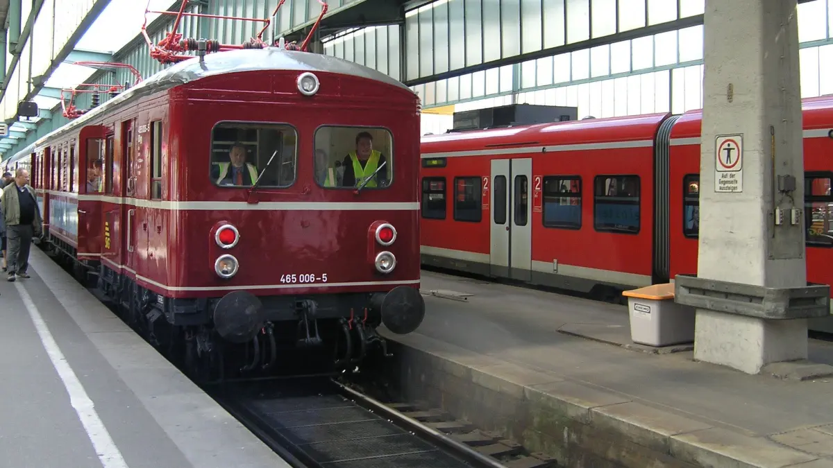 Roter Triebwagen der Reihe 65 Roter Heuler, gebaut 1933 in der Maschinenfabrik Esslingen; Betreiber ist der Verein Freunde zur Erhaltung historischer Schienenfahrzeuge bzw dessen Unternehmen SVG. Seit kurzem gibt es wieder Sonderfahrten in der Region Stuttgart. Das Foto ist ein Archivbild STZN, vermutlich aus 2006