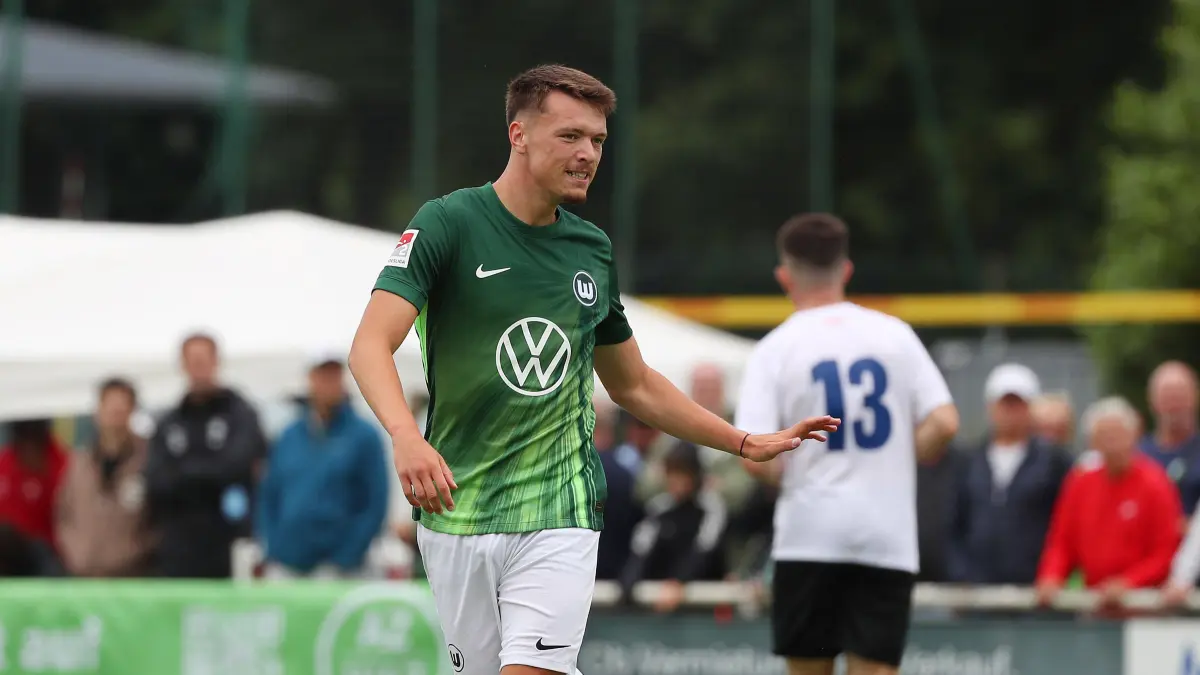 VfL vs. ABB Regionalauswahl, Testspiel Gifhorn, 04.07.2026, Fußball, Herren, Saison 2026/2027, Testspiel, VfL Wolfsburg vs. Anheuser-Busch-Bud-Regionalauswahl, Dzenan Pejcinovic VfL Wolfsburg Flutmulde Deutschland *** VfL vs. ABB Regional Team, Friendly Match in Gifhorn, July 4, 2026, Soccer, Men s, 20262027 season, Friendly match, VfL Wolfsburg vs. Anheuser-Busch Bud Regional Selection, Dzenan Pejcinovic, VfL Wolfsburg, Flutmulde, Germany