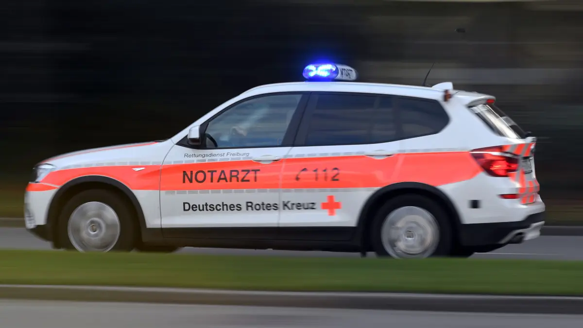 Bei größeren Verletzungen oder bei Kindern notärztliche Hilfe unter der Telefonnummer 112 rufen.