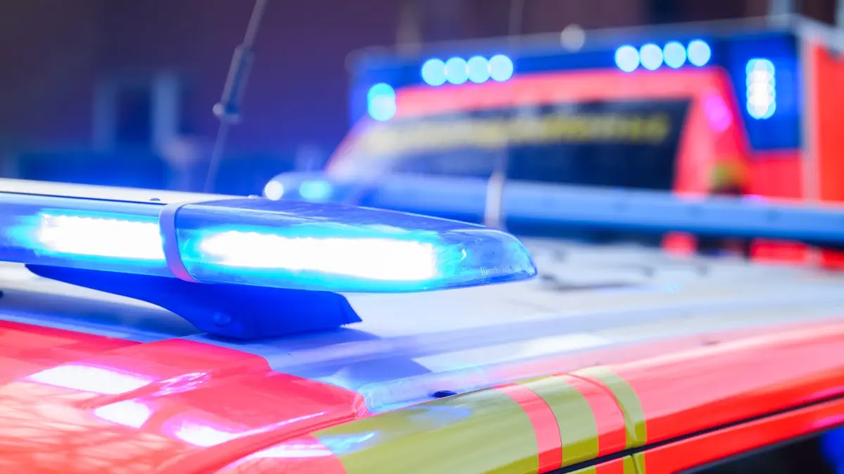 Notarzt und Rettungswagen: PRODUKTION - 03.02.2025, Niedersachsen, Hannover: Blaulichter leuchten an einer Einsatzstelle auf einem Notarzt Fahrzeug und einem Rettungswagen. (zu dpa: «Motorradfahrer gerät in Gegenverkehr - schwer verletzt») Foto: Julian Stratenschulte/dpa +++ dpa-Bildfunk +++