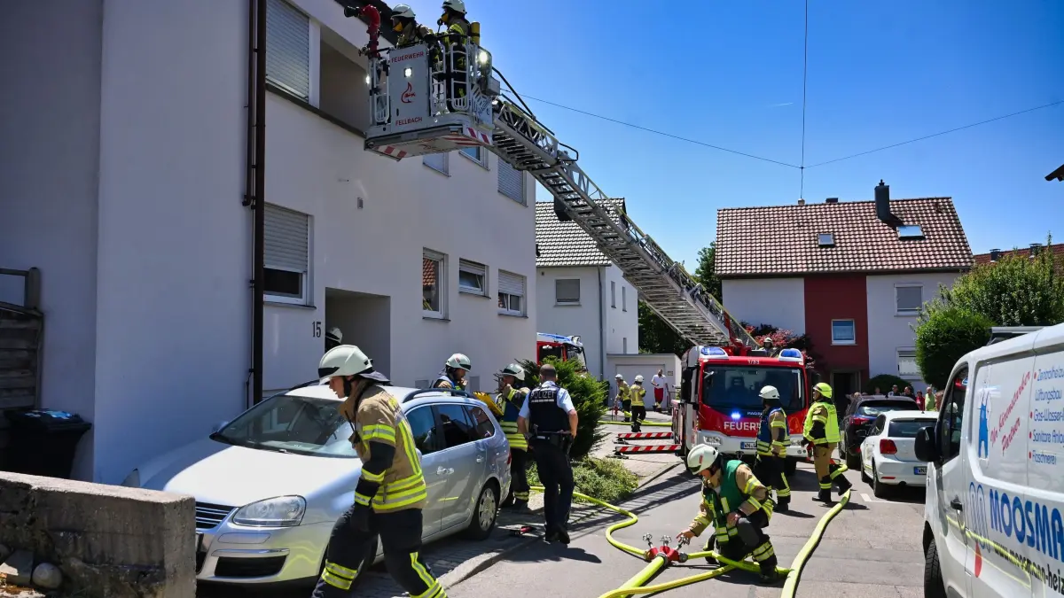 Feuerwehr Fellbach beim Einsatz in der Adelbergstraße im Stadtteil Oeffingen
