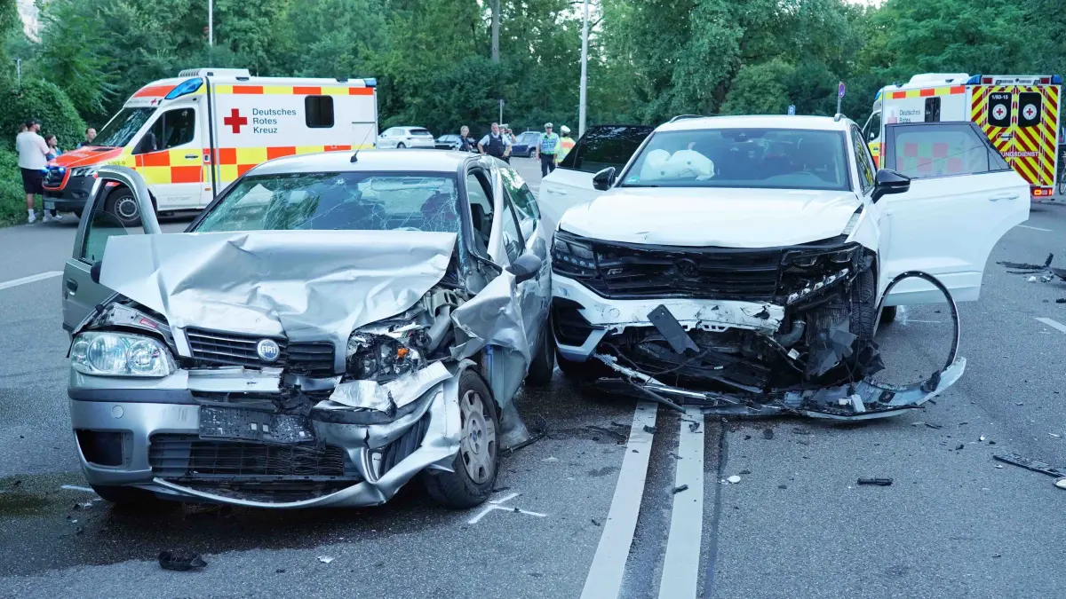 Stuttgart am Neckartor Schwerer Unfall mit mehrere Verletzte und Kind, Die Polizei sperrte beide Fahrichtungen ab, es Staus. Die Ursache duerfte wohl schnelles Fahren gewesen sein. Infos ueber die Polizei Foto Andreas Rosar Fotoagentur-Stuttgart 11.07.2026