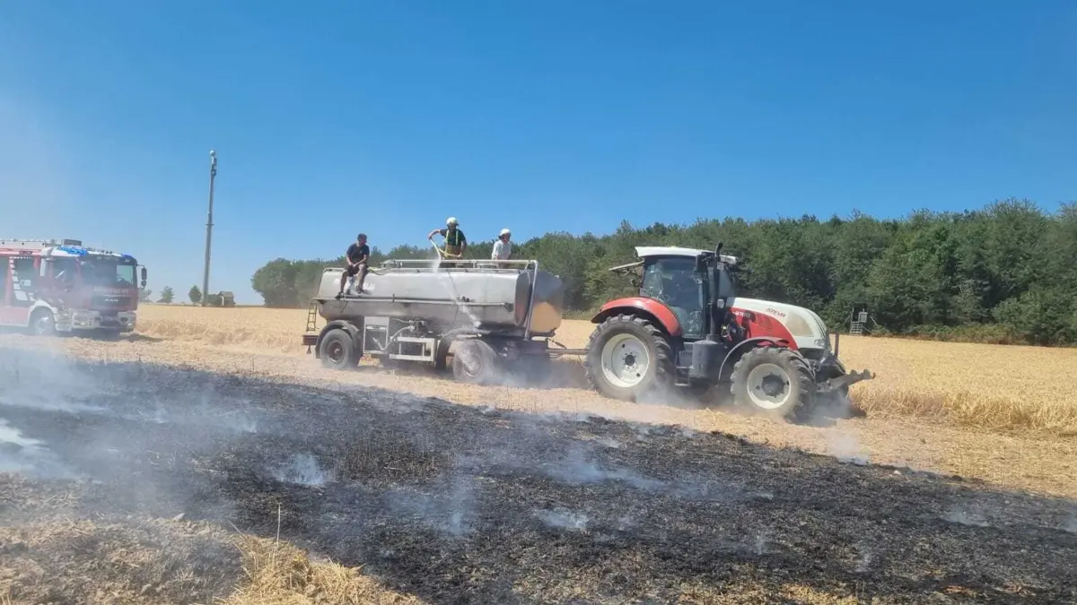 Flächenbrände bei Heilbronn: HANDOUT - 12.07.2026, Baden-Württemberg, Heilbronn: Landwirte helfen der Feuerwehr beim Löschen eines Flächenbrandes. Feuer war auf mehreren Feldern ausgebrochen. Foto: ---/Feuerwehr Heilbronn/dpa - ACHTUNG: Nur zur redaktionellen Verwendung im Zusammenhang mit der aktuellen Berichterstattung und nur mit vollständiger Nennung des vorstehenden Credits +++ dpa-Bildfunk +++