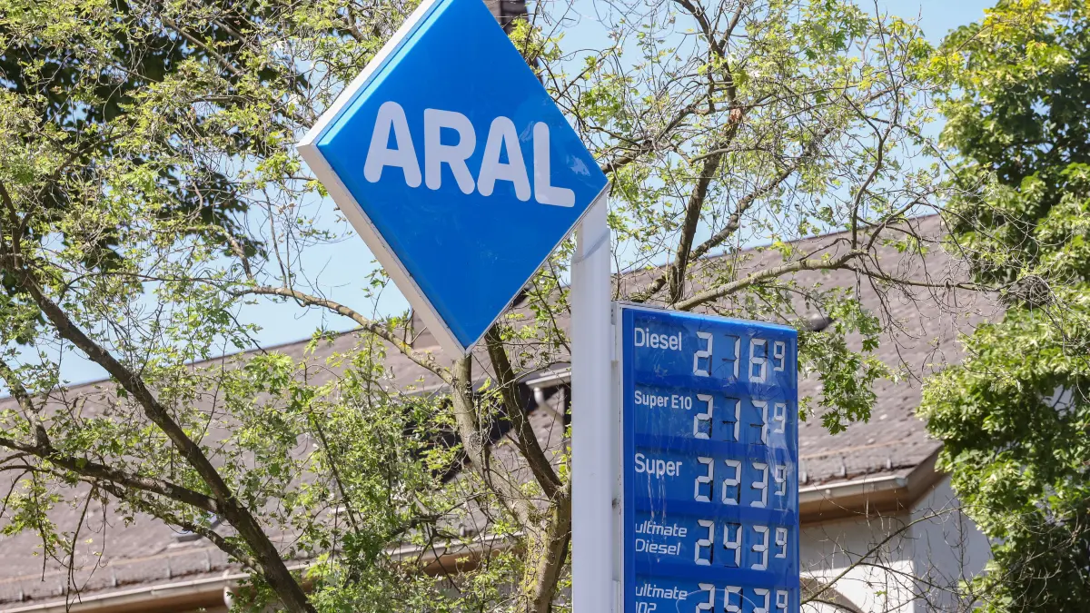 Tankstelle, Spritpreise: Die Strasse Straße von Hormus ist wieder geschlossen. Wie hoch gehen die Spritpreise wegen des Krieges im Iran. Deutlicher Preissprung nach oben. ARAL Tankstelle in Siegen am Mittag um kurz nach 12:00 Uhr. Der aktuelle Preis fuer für Diesel, Super E10 und Super liegt deutlich ueber über 2 Euro. Tankstelle, Spritpreise am 12.07.2026 in Siegen/Deutschland. *** The Strait of Hormuz is closed again. How high will gas prices rise because of the war in Iran A significant price spike. ARAL gas station in Siegen at noon, shortly after 12:00 p.m. The current price for diesel, Super E10, and Super is well over 2 euros. Gas station, gas prices on July 12, 2026, in Siegen, Germany