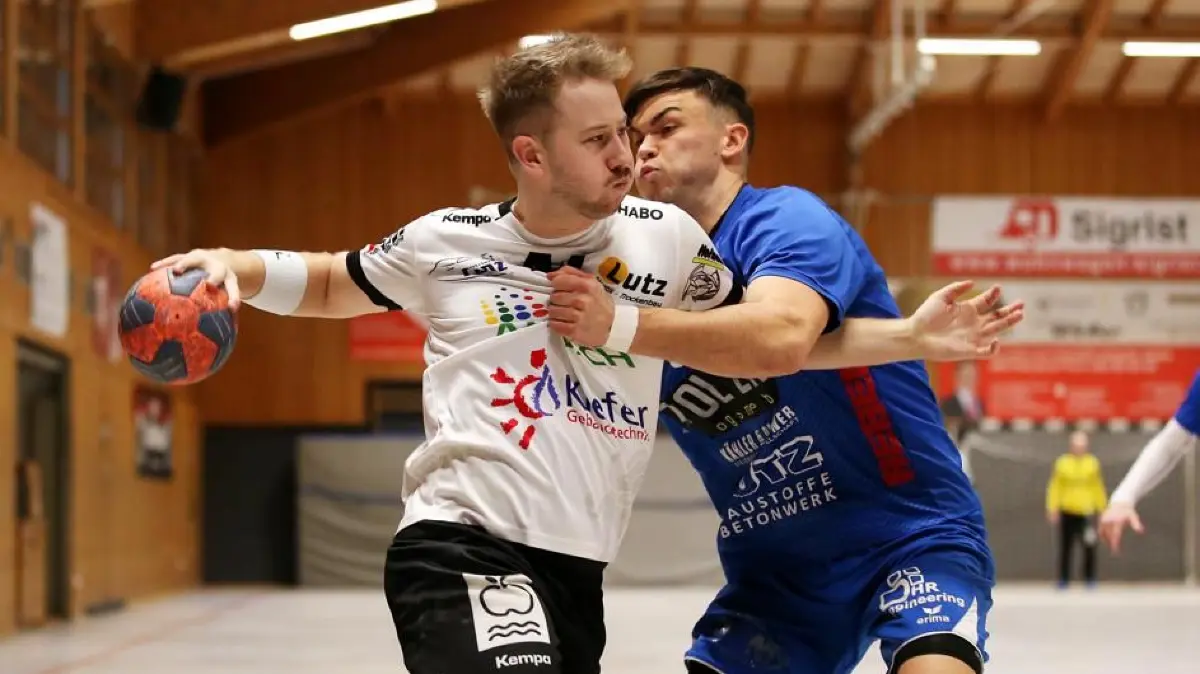 Rückraumspieler Leon Tingler (links) trägt wieder das Trikot der Habo SG.