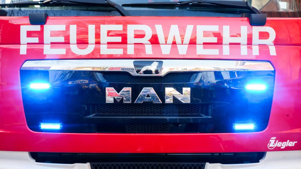 Feuerwehr: ARCHIV - 03.02.2025, Niedersachsen, Hannover: Blaulichter leuchten an einer Einsatzstelle an einem Löschfahrzeug der Feuerwehr. (zu dpa: «Brand zerstört Einfamilienhaus im Landkreis Rostock») Foto: Julian Stratenschulte/dpa +++ dpa-Bildfunk +++