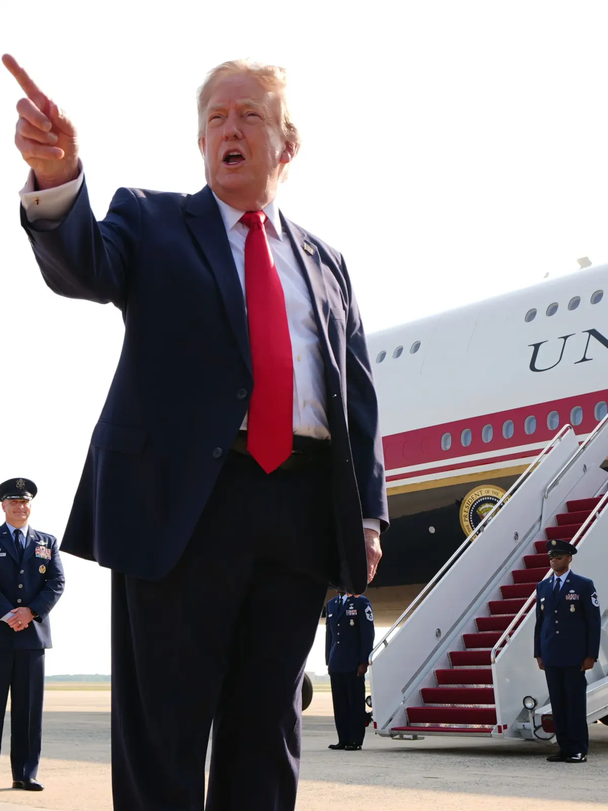 Im Falle eines Anschlags auf ihn hat der US-Präsident nach eigenen Angaben Instruktionen für seine Mitarbeiter und sein Kabinett hinterlassen (Foto: Donald Trump spricht am 1. Juli auf der Joint Base Andrews: mit Journalisten, bevor er an Bord der Air Force One geht).