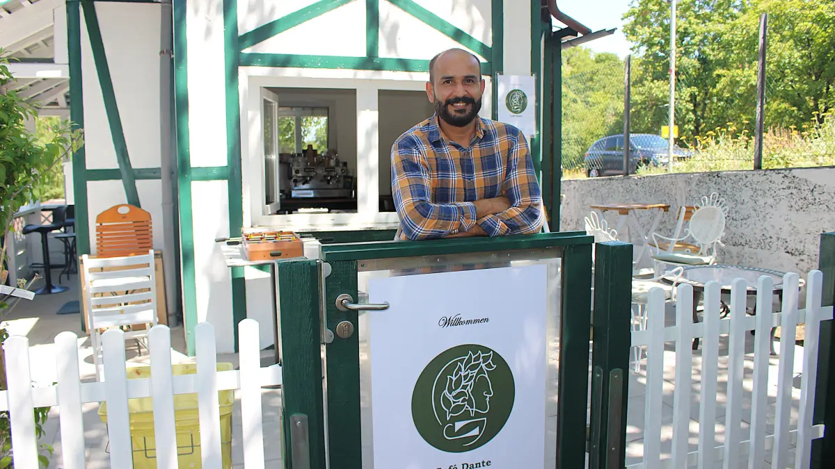 Auf dem Haigst in Degerloch, unmittelbar an der Neuen Weinsteige, hat kürzlich das Café Dante eröffnet. In dem winzigen Häusle gibt es Eis und Getränke, bald soll Pizza dazukommen. Warum der Neu-Gastronom Ahmad Ikhlaq den allgegenwärtigen Verkehrslärm in Kauf nimmt.