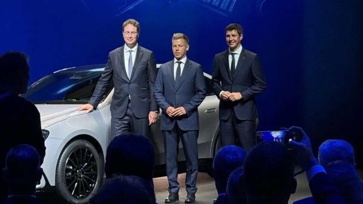 Ola Källenius, Peter Magyar, Michael Schiebe Mercedes-Benz Ungarn Kecskemét