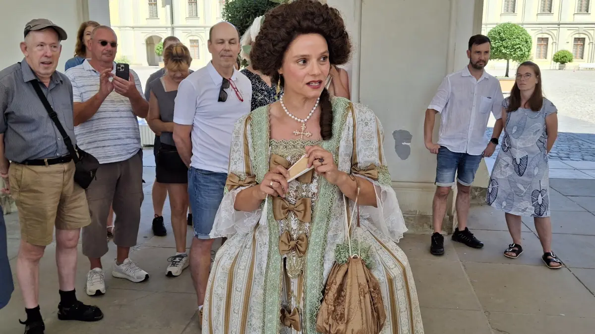Larissa Ruta alias "Frau von Schloss" bei der Premiere der neuen Kostümführung in Ludwigsburg