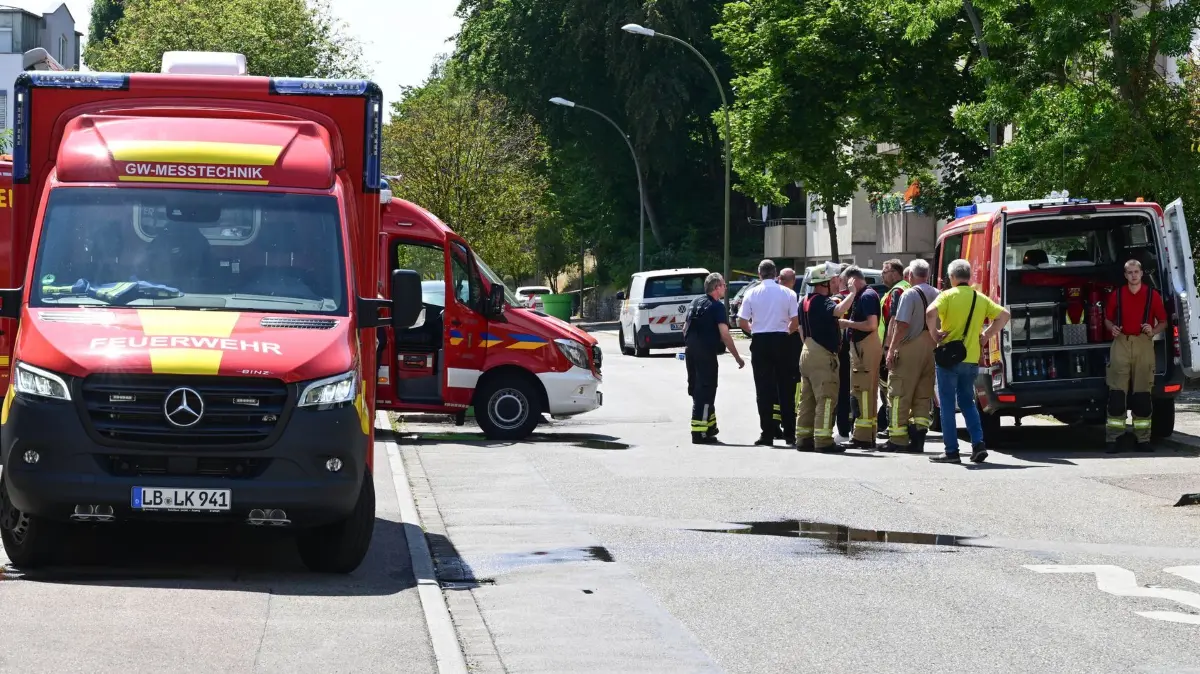 Stromausfall nach Brand in Umspannwerk: 13.07.2026, Baden-Württemberg, Remseck: Einsatzkräfte der Feuerwehr stehen an einem Einsatzort an einem Umspannwerk, in dem es gebrannt hat. Wegen einer Verpuffung im Umspannwerk Aldingen haben Menschen in Remseck, Pattonville (Kreis Ludwigsburg) und Teilen von Fellbach (Rems-Murr-Kreis) keinen Strom. Foto: Bernd Weißbrod/dpa +++ dpa-Bildfunk +++