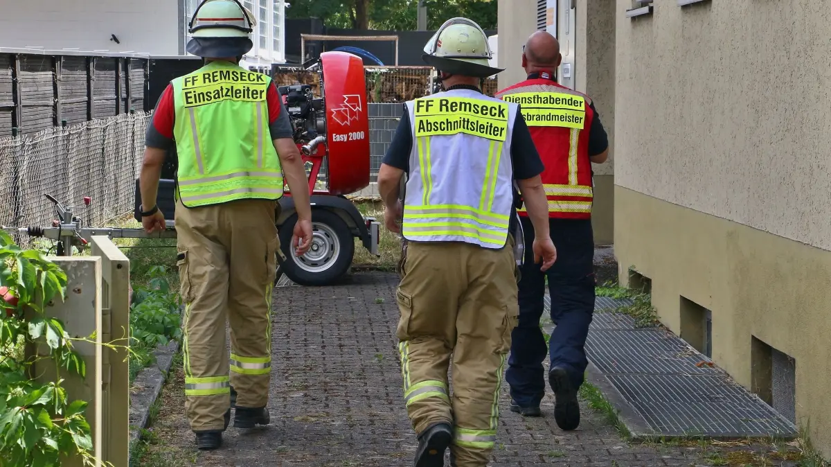 13.07.2026: Ein Brand bzw. eine Explosion in einem 110kVA-Trafo in Remseck führte am Montag zu einem Großeinsatz der Feuerwehr. Gegen 12:25 Uhr kam es nach bisher unbestätigten Angaben zu einer Explosion im Umspannwerk Aldingen. Da unklar war ob gefährliche Stoffe austreten kamen neben starken Kräften der Remsecker Feuerwehr der Gefahrgutzug Asperg, die Messeinheiten aus Ludwigsburg, die Dekon-Gruppe Marbach / Ludwigsburg, der Fachberater Chemie und die Werkfeuerwehr der ENBW zum Einsatz.
Pressemitteilung des Landtages Ba-Wü:
https://www.landtag-bw.de/de/aktuelles/dpa-nachrichten/grosser-stromausfall-nach-brand-im-umspannwerk-643662
Bevölkerungsinformation Stadt Remseck:
https://www.stadt-remseck.de/mitteilung/Stromausfall-im-Stadtgebiet-article16586
Foto: KS-Images.de/Andreas Rometsch