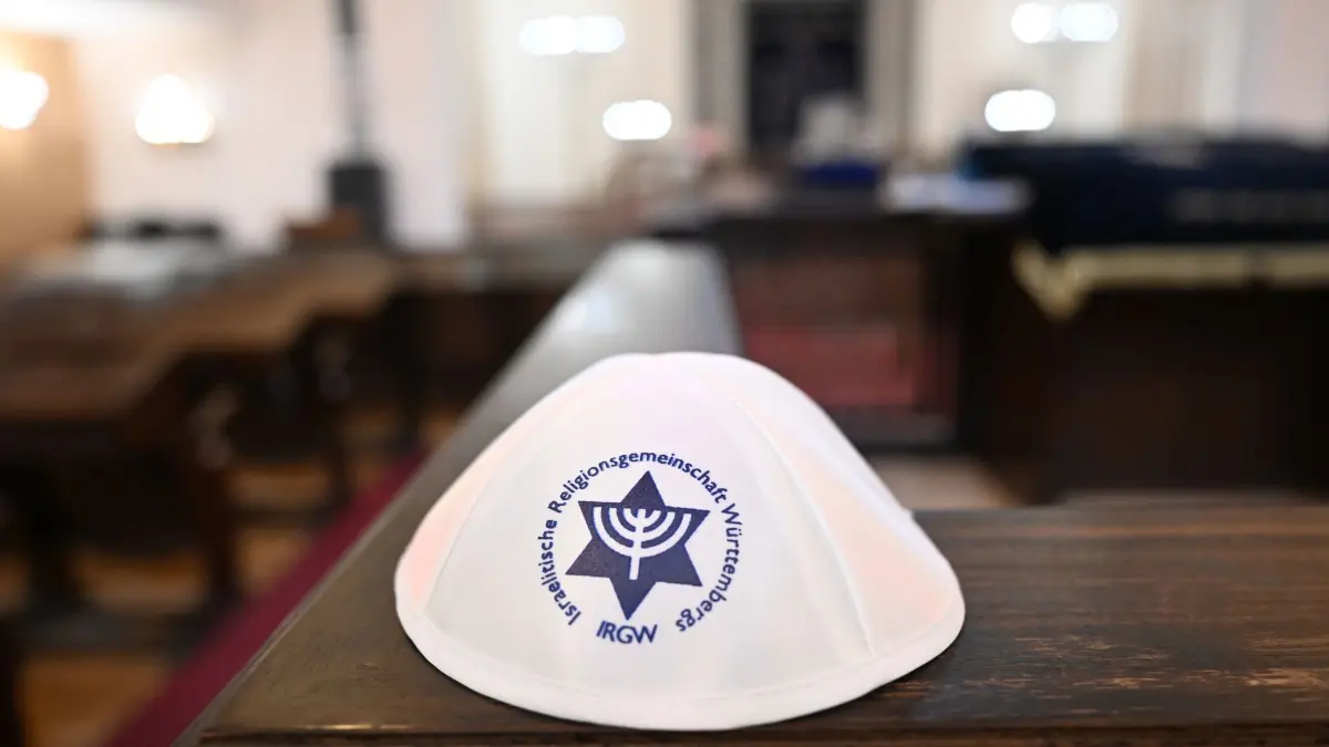 Jahresbericht antisemitische Vorfälle.: 13.07.2026, Baden-Württemberg, Stuttgart: Eine Kippa, eine traditionelle Kopfbedeckung für Juden, liegt in der Synagoge im Gemeindezentrum der israelitischen Religionsgemeinschaft Württemberg (gestellte Szene). Jüdinnen und Juden in Baden-Württemberg werden nach Einschätzung der Recherche- und Informationsstelle Antisemitismus (Rias) in ihrem Alltag regelmäßig angefeindet. Das geht aus dem ersten Jahresbericht der Meldestelle zu antisemitischen Vorfällen im vergangenen Jahr hervor. (zu dpa: «Bericht zeigt: Das erleben Juden im Südwesten im Alltag») Foto: Bernd Weißbrod/dpa +++ dpa-Bildfunk +++